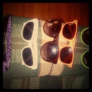 5 pair of sunglasses